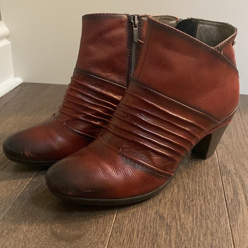 Pikolinos red bootie with heel, zip.